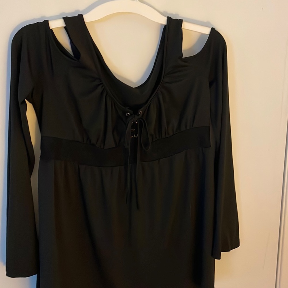Xl cutout on shoulders shirt